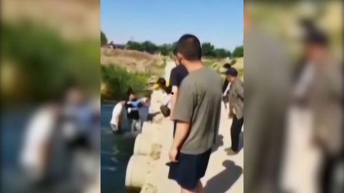 男女吃瓜现场图片,趣味横生的夏日午后时光